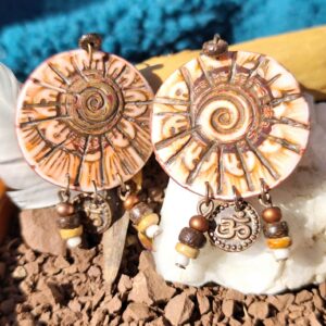 Boucles d’oreilles spirale en terre rouge du Salagou avec breloque ohm, perles coco et rocailles métal et verre, bijou artisanal léger
