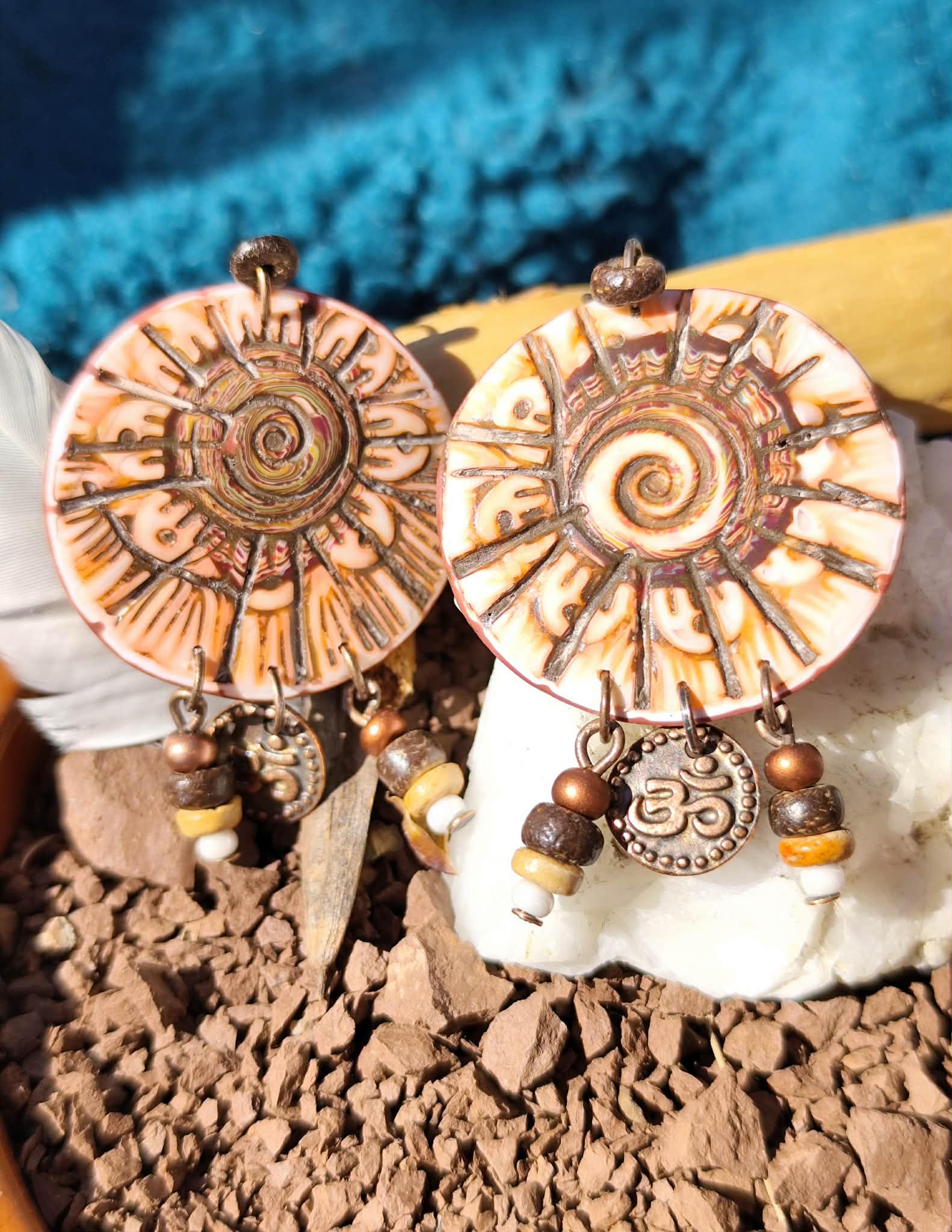 Boucles d’oreilles spirale en terre rouge du Salagou avec breloque ohm, perles coco et rocailles métal et verre, bijou artisanal léger