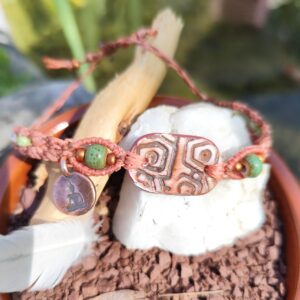 Bracelet yogi réglable en terre rouge du Salagou avec perle artisanale rectangulaire, perles vertes en céramique et breloque cuivrée fait main