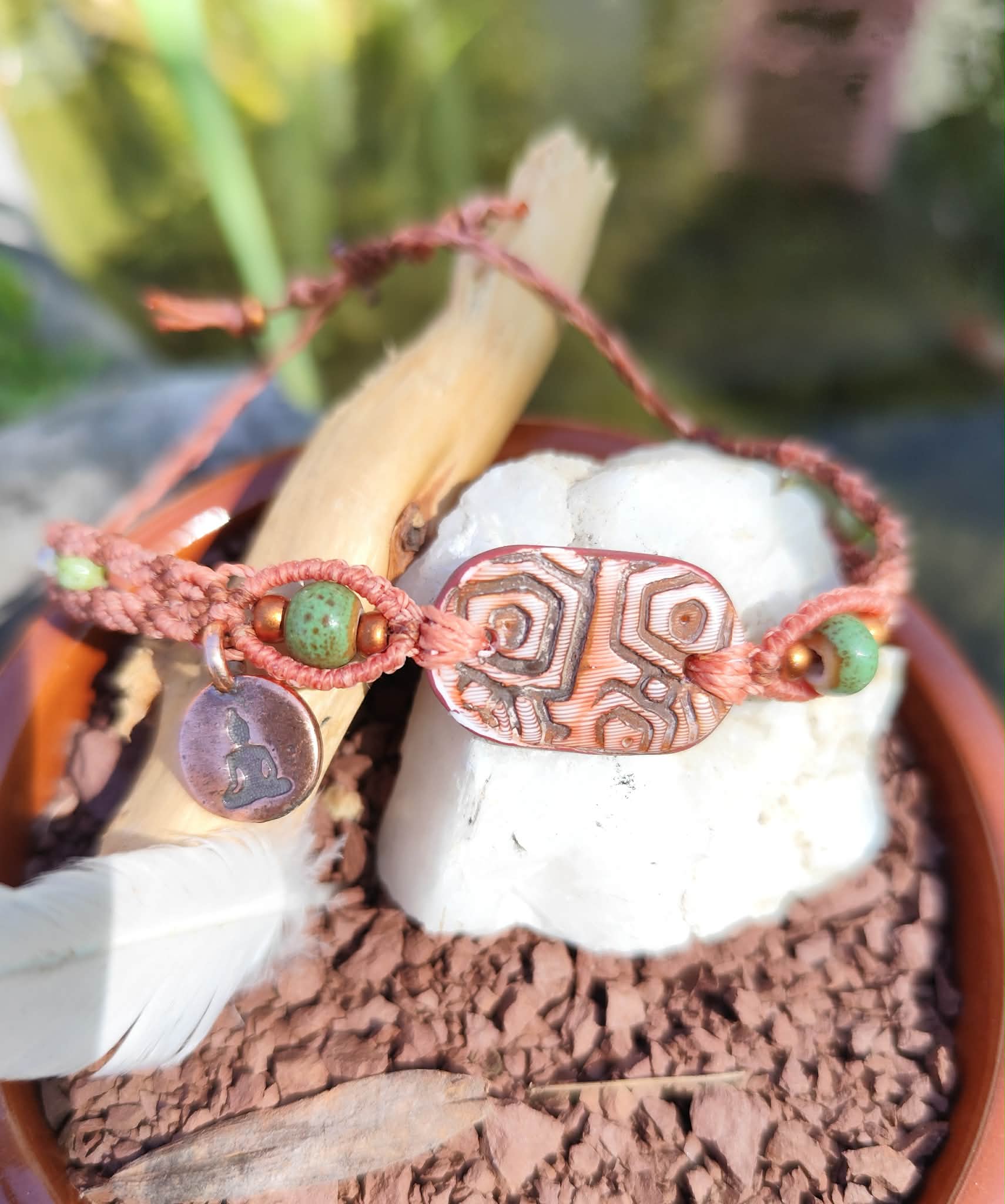 Bracelet yogi réglable en terre rouge du Salagou avec perle artisanale rectangulaire, perles vertes en céramique et breloque cuivrée fait main