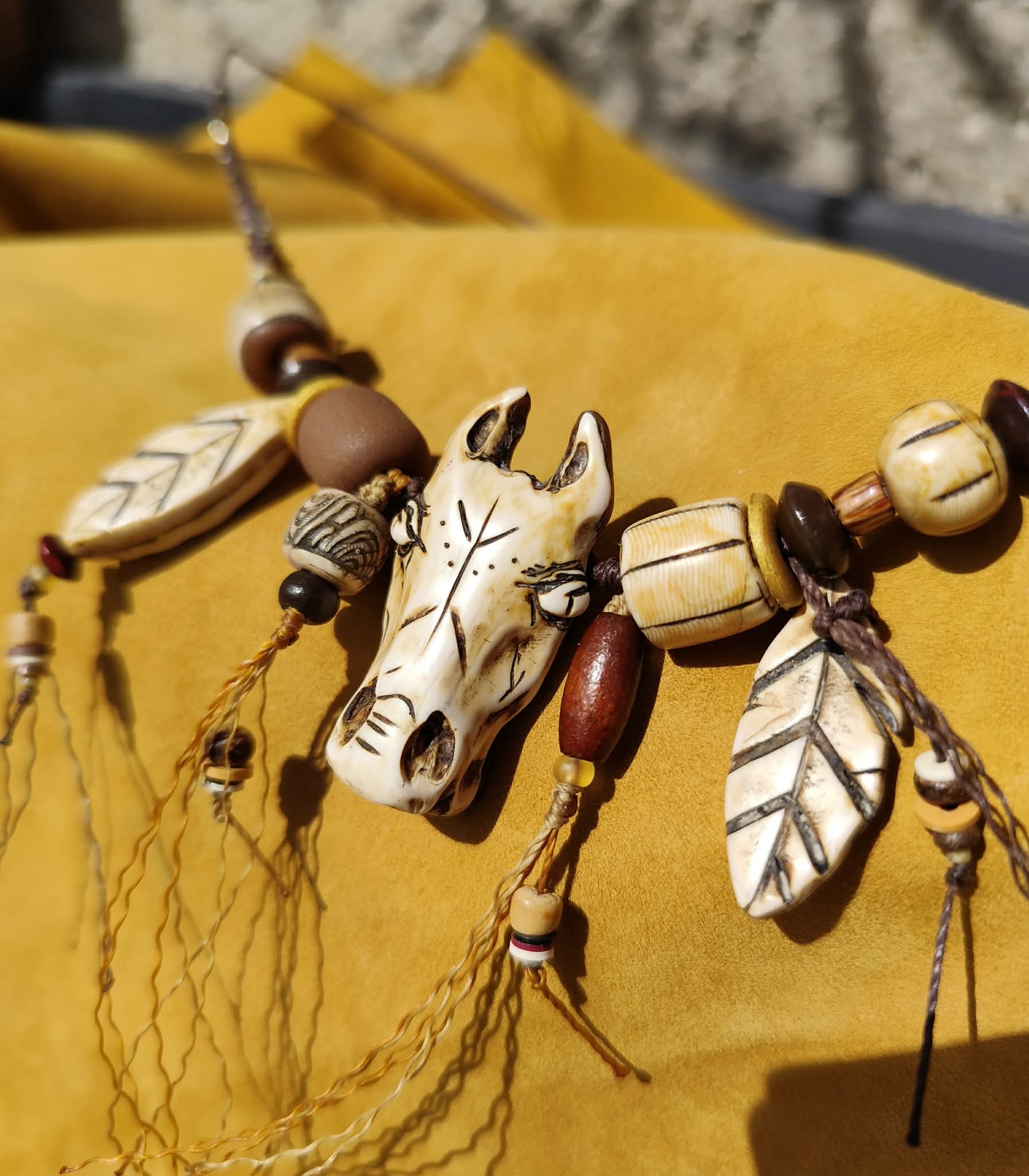 collier cheval totem artisanal en argile polymère avec perles bois coco et pampilles naturelles
