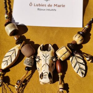 collier cheval totem artisanal en argile polymère avec perles bois coco et pampilles naturelles