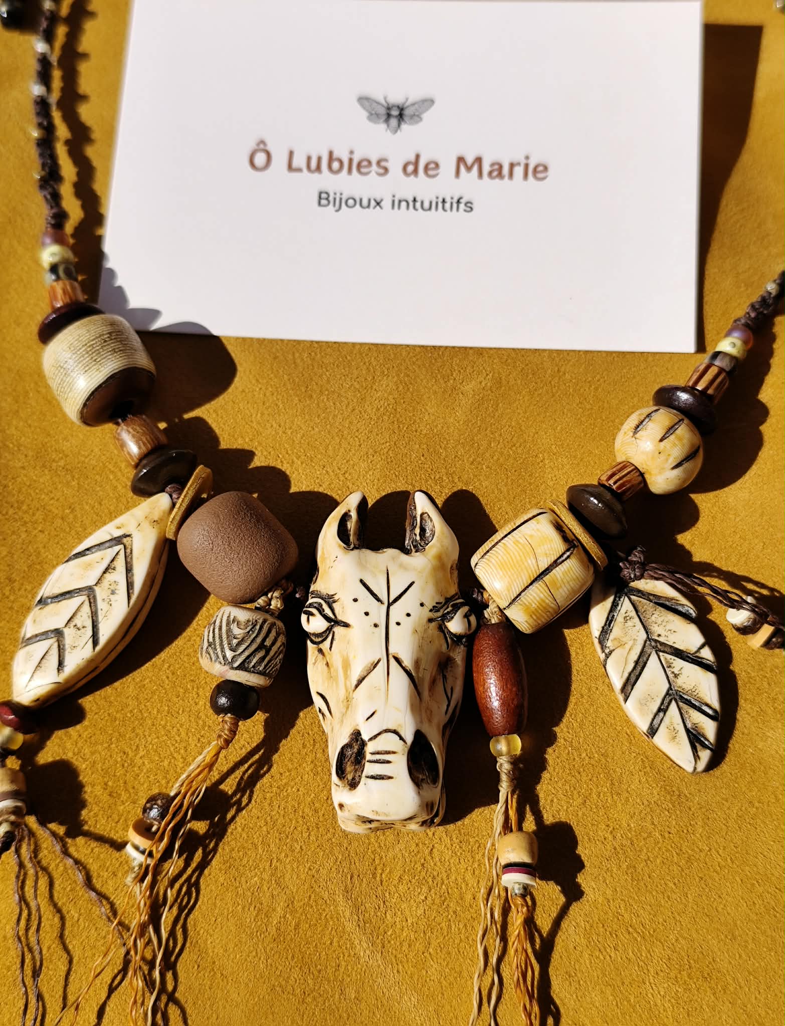 collier cheval totem artisanal en argile polymère avec perles bois coco et pampilles naturelles