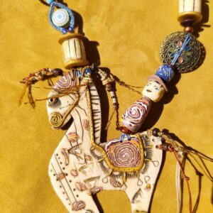 collier cheval totem artisanal sautoir en argile polymère avec perles bois coco et détails métal