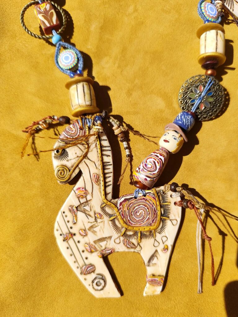 collier cheval totem artisanal sautoir en argile polymère avec perles bois coco et détails métal