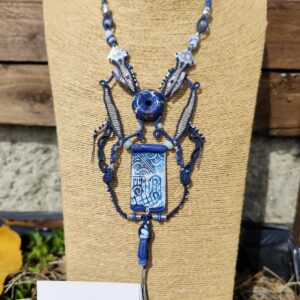 Collier macramé bleu inspiré de la vague de Kanagawa avec sodalite, amazonite et pendentif en argile polymère fait main