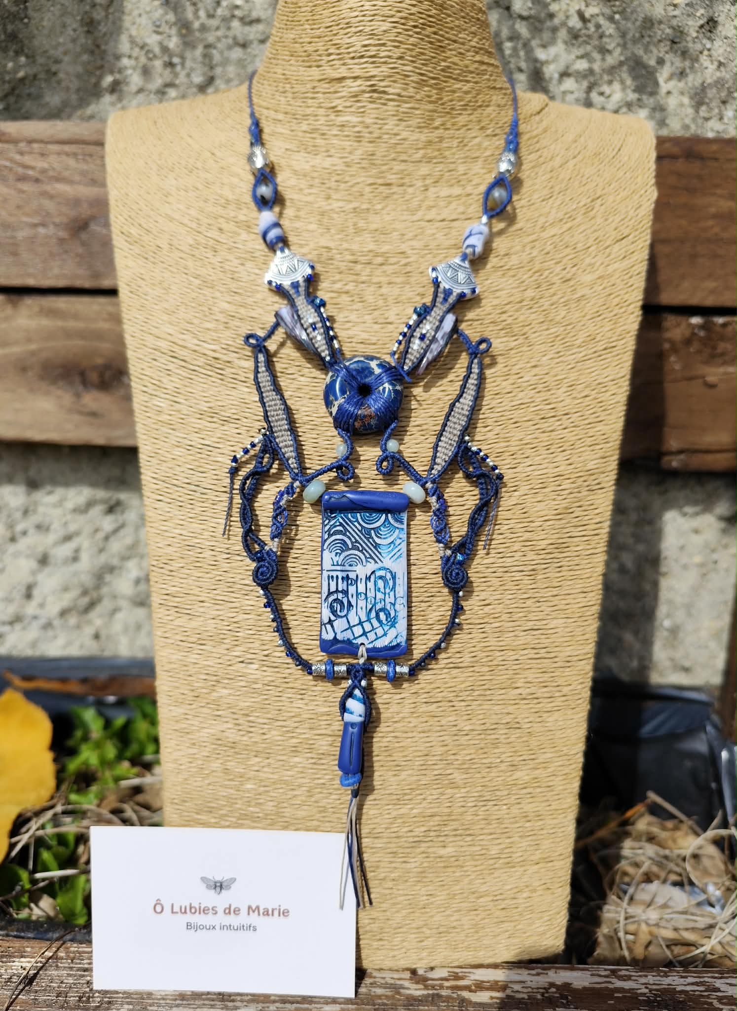 Collier macramé bleu inspiré de la vague de Kanagawa avec sodalite, amazonite et pendentif en argile polymère fait main